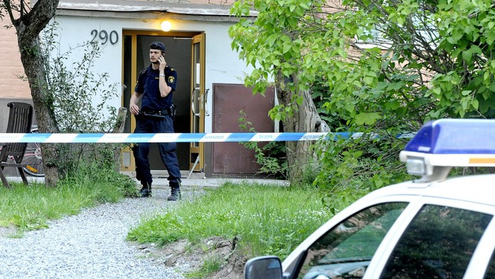 Policajt s telefónom v ruke.