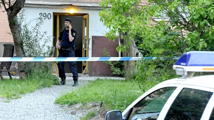 Policajt s telefónom v ruke.