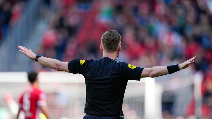 Divočina na futbale v Česku. Rozhodca sa rozplakal, hráčovi odporučil psychoterapeuta