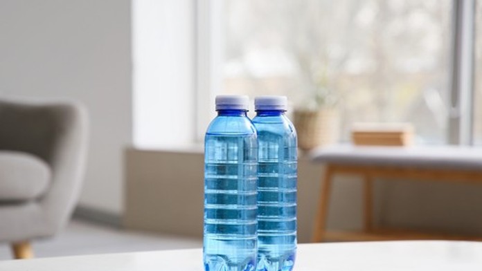 Pijete balenú vodu po dátume spotreby? Odborníci varujú pred vážnymi zdravotnými problémami