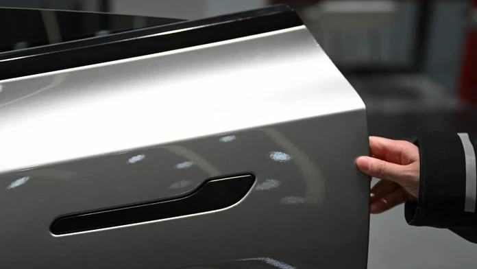 Z auta sa môže pri nehode stať horiaca pasca. Tesla zvoláva milióny elektromobilov pre problémový dizajn