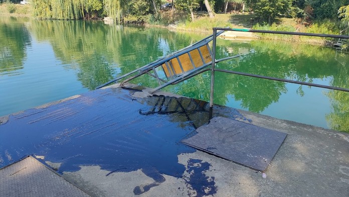 Na Vajnorských jazerách nalial niekto nad hladinu neznámu tekutinu