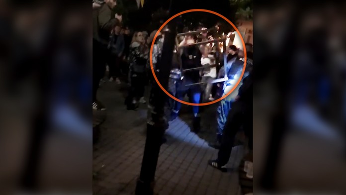 Muž hádže na policajtov kovový predmet