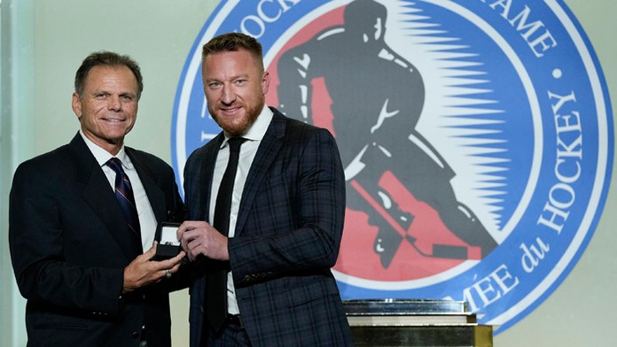 Marián Hossa pózuje s prsteňom pre člena Hokejovej siene slávy NHL v Toronte.