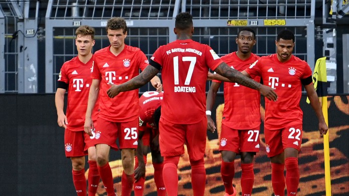 Žena bozkáva svoje dieťa v Caracase.