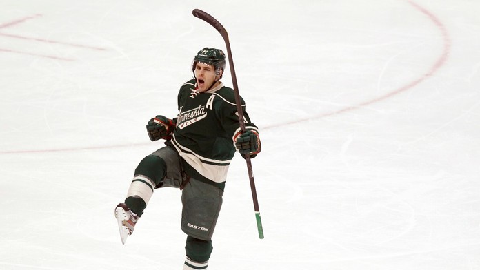 Zach Parise sa raduje z gólu.