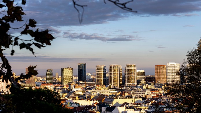 Polovica mladých ľudí zvažuje odchod zo Slovenska, ukázal prieskum. Z domova ich vyháňa politika aj platy