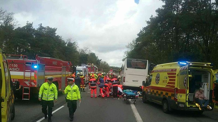 Do nemocnice v Miškovci previezli 13 zranených z nehody autobusu na slovenskej D2