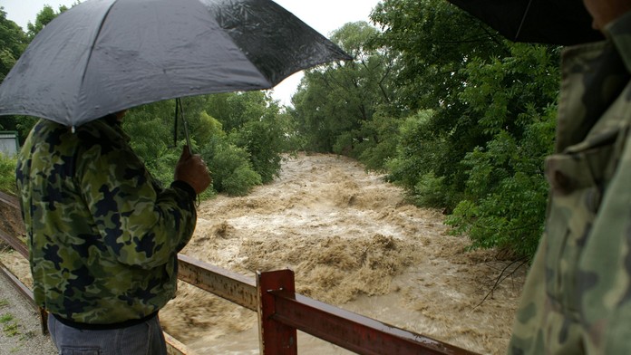 Na snímke rozvodnená rieka Oravica.