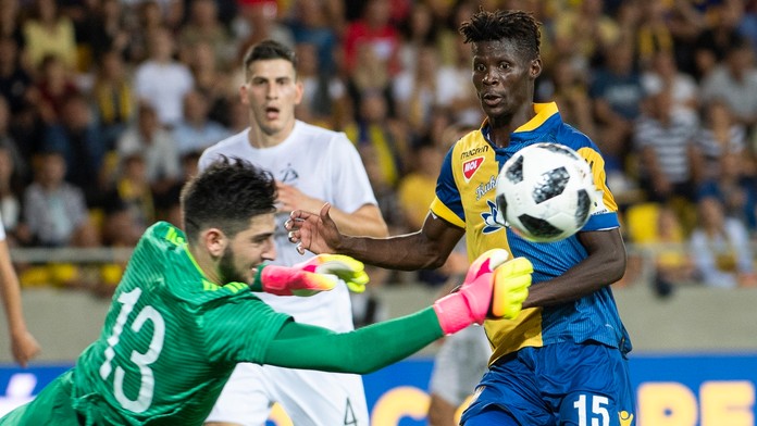 Na snímke sprava Vakoun Issouf Bayo (Dunajská Streda) a brankár Demetre Buliskeria (Tbilisi).