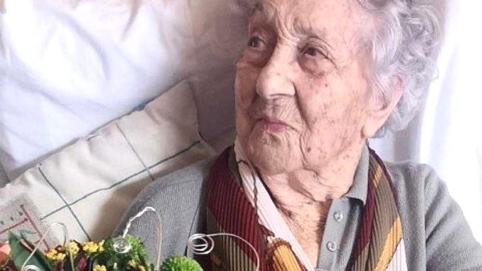 Žiť bez starostí v spojení s rodinou a priateľmi. Najstarší človek na svete prezrádza svoj recept na dlhovekosť