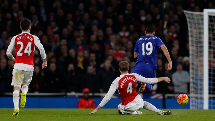 Per Mertesacker zatiahol ručnú brzdu a zastavil Diega Costu.