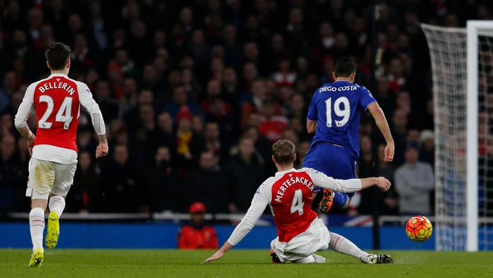 Per Mertesacker zatiahol ručnú brzdu a zastavil Diega Costu.