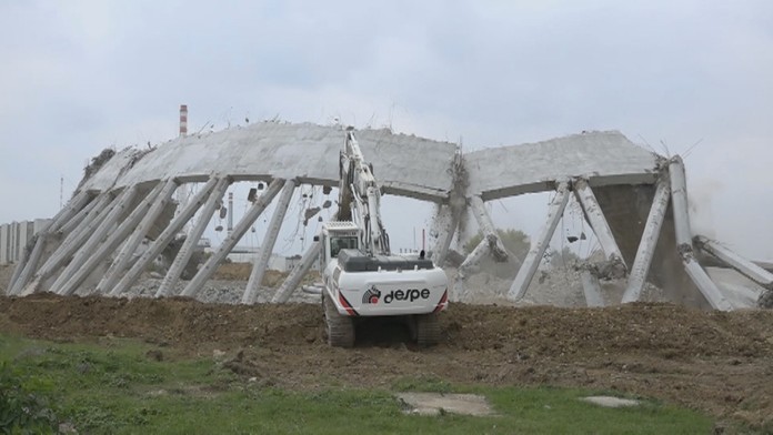 Búranie starej chladiacej veže.