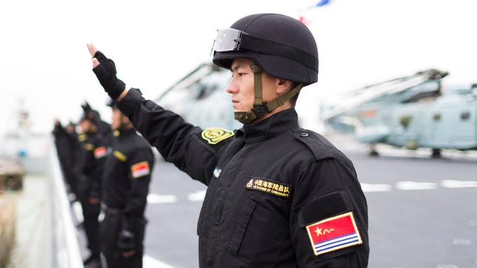 Čína môže použiť taktiku ako Rusko, cvičenia môžu maskovať prípravy na inváziu. Kapacity už nato má, varujú experti