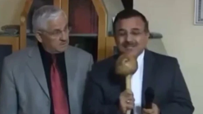 Reportér si pomýlil mikrofón s paličkou