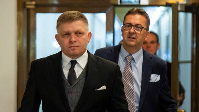 Poslanci Smer-SD Robert Fico a Martin Glváč.