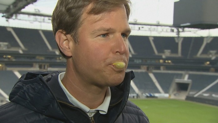  Nemecký lekár vymyslel žuvačku, ktorá človeka ochráni pred koronavírusom.