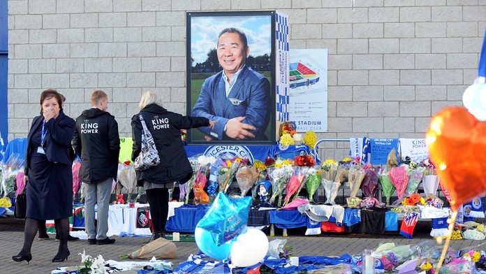 Ľudia stoja pod portrétom majiteľa Leicesteru, Vičaja Srivaddhanaprabcha, ktorý zahynul pri páde vrtuľníka.