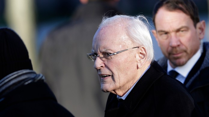 Bývalý nemecký prezident Roman Herzog prichádza na štátny pohreb bývalého nemeckého spolkového kancelára Helmuta Schmidta.