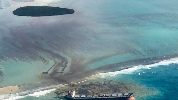 Únik ropných látok z lode MV Wakashio plaviacej sa pod panamskou vlajkou pri pobreží ostrova Maurícius. (7. augusta 2020)