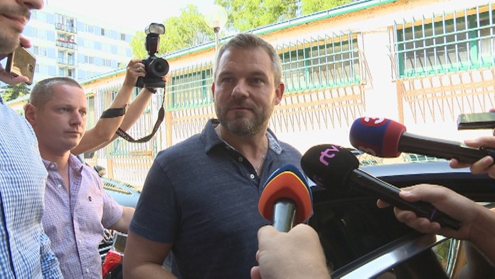 Zľava Kylian Mbappé a Ángel Di María z PSG oslavujú gól v dueli proti Nimes.