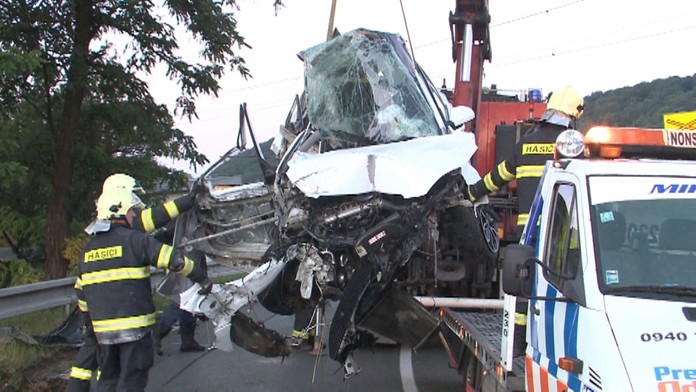 Taxik po zrážke s vlakom.
