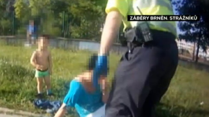 Opitá žena ležala na ulici aj s deťmi