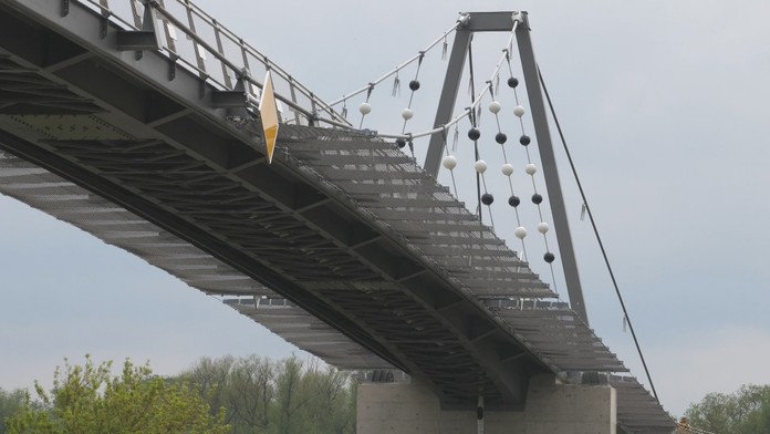 Jeden cyklomost a dvojaké pravidlá. Na rakúskej strane vyzerá inak ako u nás