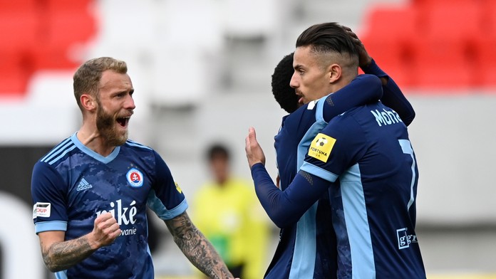 Mohammed Rharsalla sa teší so spoluhráčmi po strelení úvodného gólu.