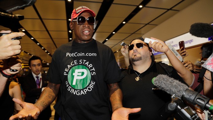 Bývalý hviezdny basketbalista NBA Dennis Rodman a Chris Volo (vpravo).