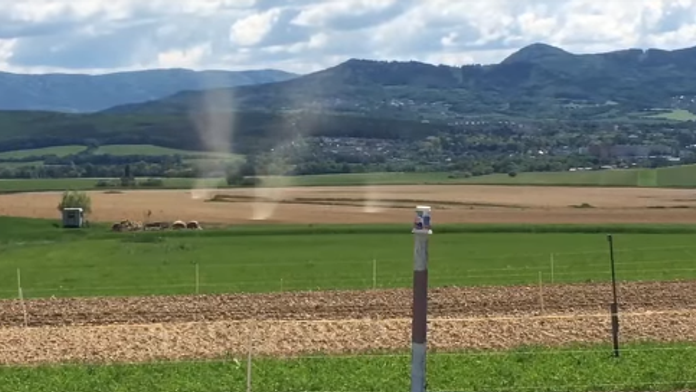 Na snímke pole a niekoľko prachových vírov, ktoré sa objavili v obci Kanianka.