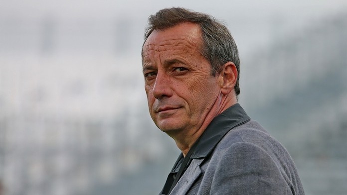 Jednému atentátu unikol, teraz ho zavraždili na pohrebe vlastnej matky. Odišiel prezident tradičného klubu