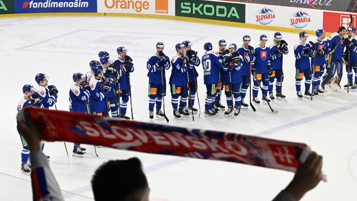 Slovenskí hokejisti po prípravnom zápase s Rakúskom.
