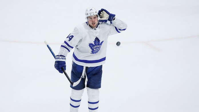 Auston Matthews z Toronta oslavuje gól proti Chicagu.