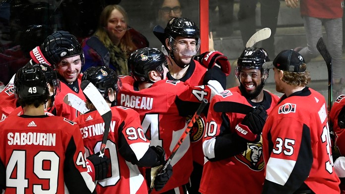 Biatlonista Alexander Loginov v šprinte na MS 2020.