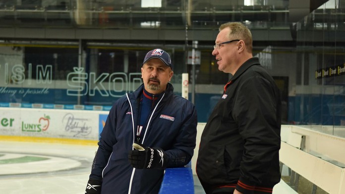 Tréner hokejovej reprezentácie Zdeno Cíger a GM Róbert Švehla.