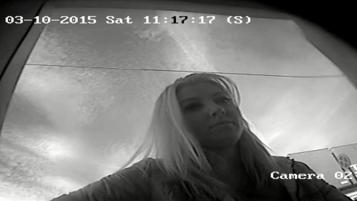 Polícia hľadá blondínku z videu.