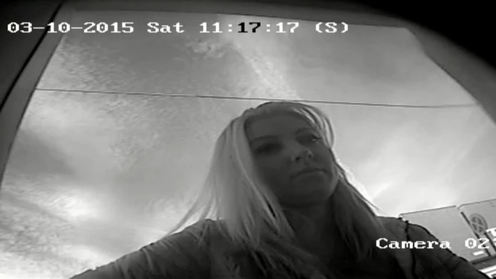 Polícia hľadá blondínku z videu.