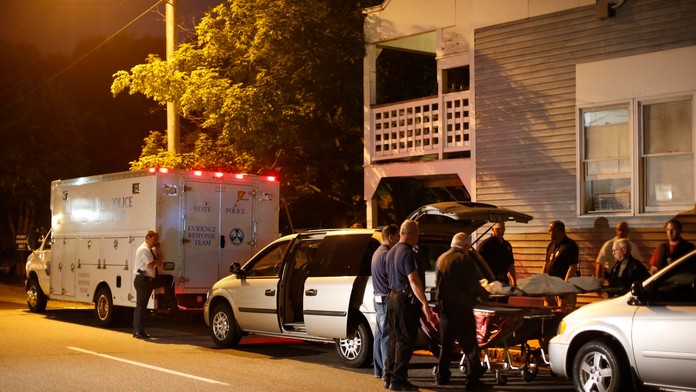 policajti odnášajú telá piatich obetí v americkom štáte Maine