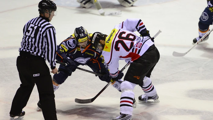 Na vhadzovaní útočník HC´05 Banská Bystrica Michal Handzuš (26) a Jakub Suja (HC Košice)