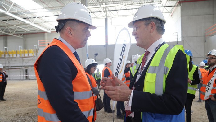 Minister financií Peter Kažimír a viceprezident Amazon EU Customer Fulfillment Roy Perticucci.