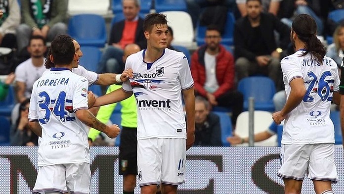 Patrik Shick (v strede) oslavuje gól so spoluhráčmi.