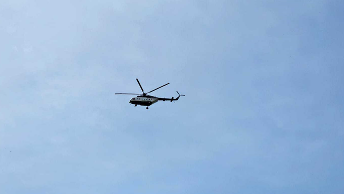 Vrtuľník preváža do nemocnice zranené dieťa.