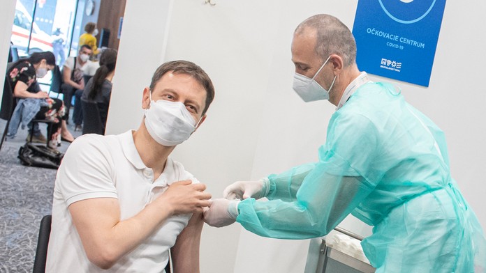 Eduard Heger dostáva prvú dávku vakcíny proti ochoreniu COVID-19.