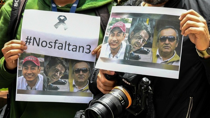 Ekvádorskí žurnalisti reportér Javier Ortega, fotograf Paul Rivas a ich vodič Efraim Segarra 