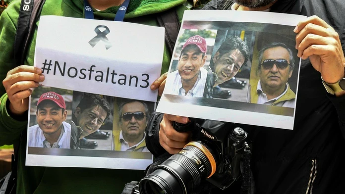 Ekvádorskí žurnalisti reportér Javier Ortega, fotograf Paul Rivas a ich vodič Efraim Segarra 