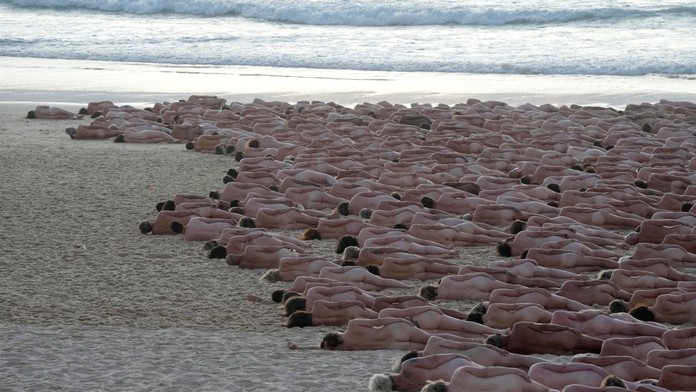 GALÉRIA: Na Bondi Beach pózovali tisícky naháčov známemu fotografovi