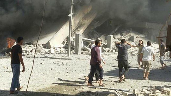 Dobrovoľníci prehľadávajú trosky po ruských náletoch v Talbisehu.