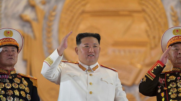 KĽDR sužujú horúčavy, obyvateľom má pomôcť zvláštny pokrm. Trpieť je ochotný aj Kim Čong-un, hlásia médiá